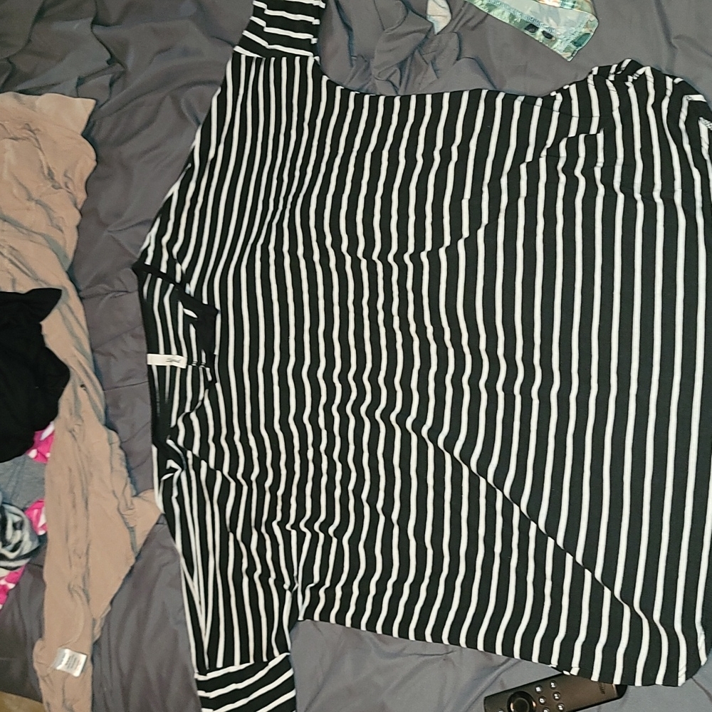 Womens black and white top